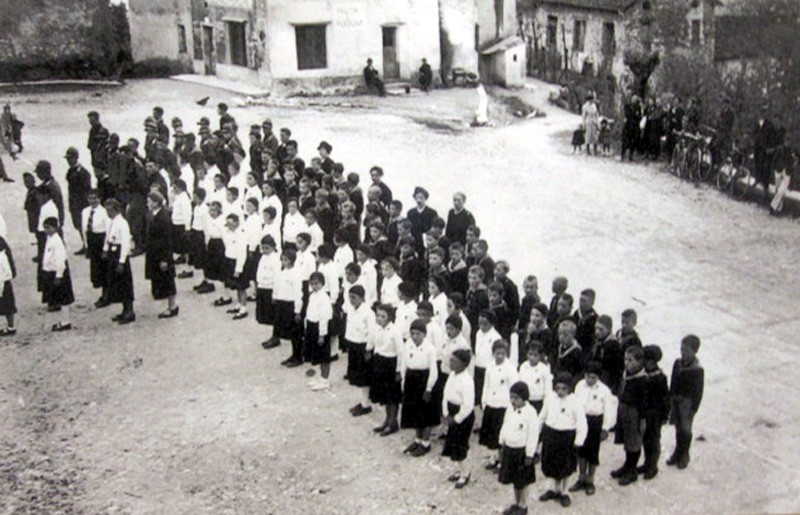 20-Anno 1933 Piazza SAN GREGORIO Nelle Alpi. Esercitazione ginnica di giovani balilla e piccole italiane.jpg