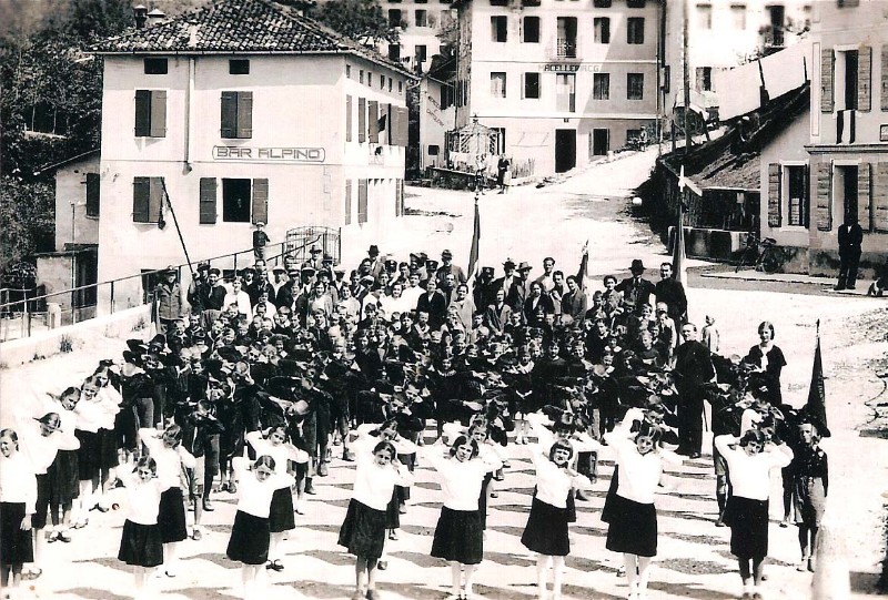 21-Anno 1933 Piazza SAN GREGORIO Nelle Alpi. Esercitazione ginnica di giovani balilla e piccole italiane.jpg