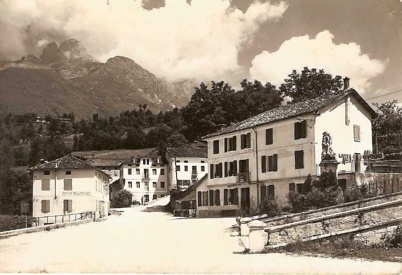 32a-I due bar storici al centro del paese anni 50.jpg