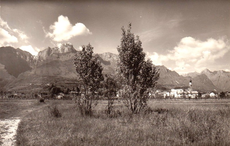 56b- S.GIUSTINA BELLUNESE - SFONDO S.GREGORIO NELLE ALPI E M.PIZZOCCO (BELLUNO) 1953.jpg