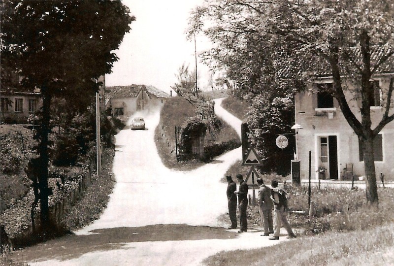 65-Prime macchine a San Gregorio davanti al distributore de -Elso al meccanico- anni '60.jpg