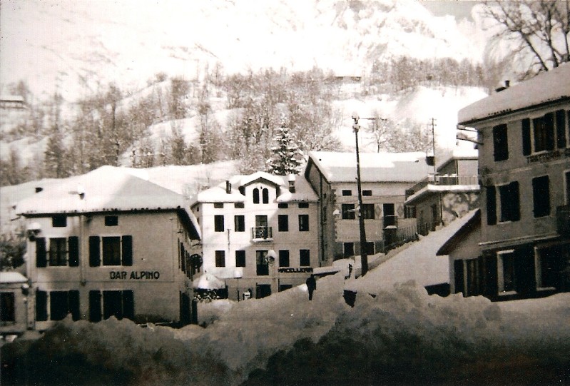 69-La piazza di San Gregorio nelle Alpi con la neve. Primi anni ’60..jpg