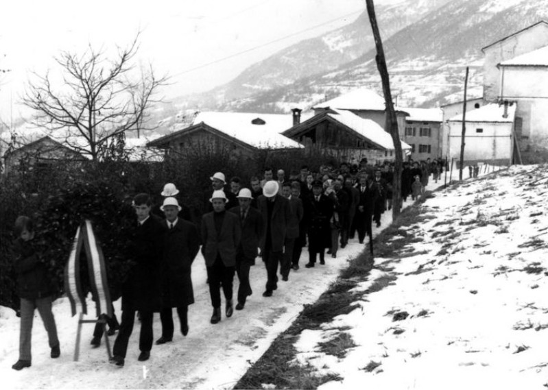 81-Funerale di un minatore. San Gregorio nelle Alpi, 1970. (Stampa Foto Ottica Frescura)..jpg