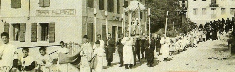 86) Anni Trenta. Processione della Madonna di Ottobre o Madonna del Rosario a San Gregorio nelle Alpi. Parroco Don Antonio Lotto a San Gregorio dal 1919 al 1941..jpg