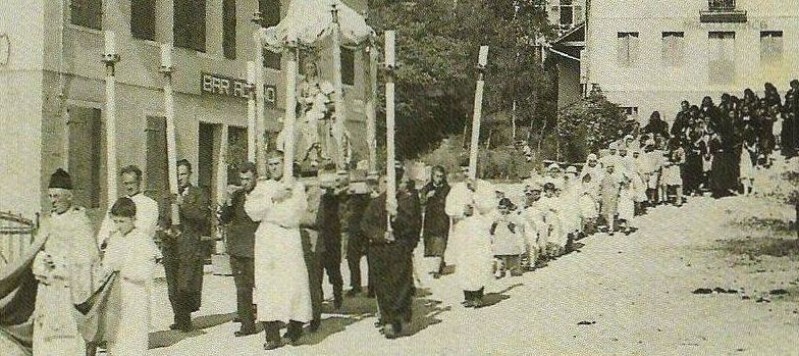 89) Un’immagine degli Anni Trenta di San Gregorio nelle Alpi durante una processione religiosa;.jpg