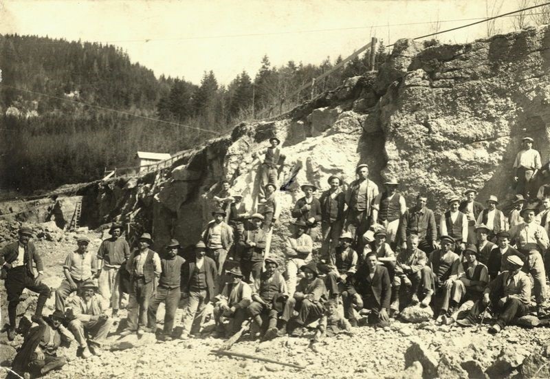 106) Cantiere stradale in Svizzera. Nel gruppo di sterratori operai di S. Gregorio nelle Alpi. Anno 1907..jpg