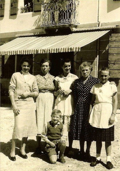 08-La Cilia davanti alla storica trattoria di fronte al bar alpino.jpg