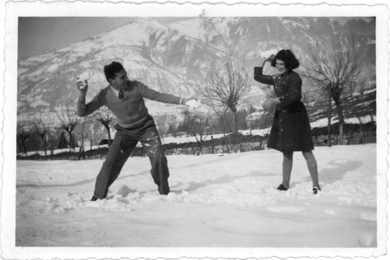 36-Battaglia di neve tra innamorati nella campagna di San Gregorio nelle Alpi. Anni cinquanta..jpg