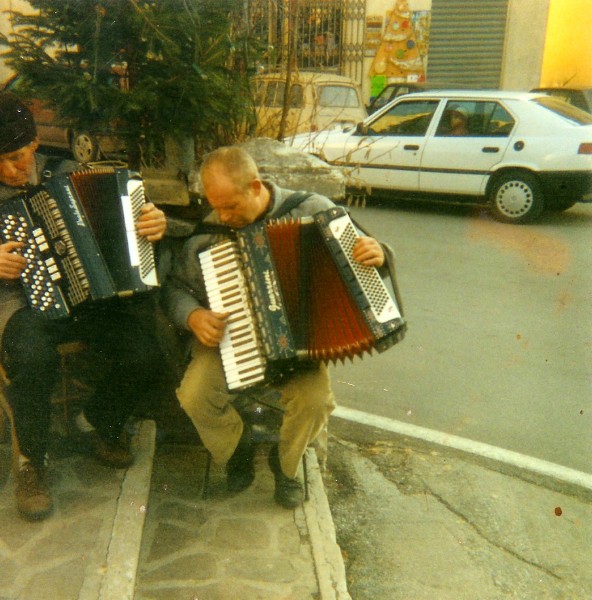 74-Elder e Toni subit alla festa della befana a San Gregorio.jpg