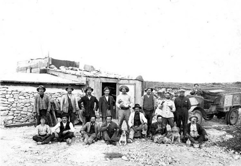 89-San Gregorio-L'impresario Antonio Brancaleone, nato nell Agordino e residente a San Gregorio nelle Alpi, con operai compaesani impiegati nella costruzione di strade in Tripolitania nel 1905..jpg