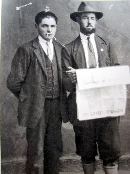 94-Il muratore Evaristo Curti di San Gregorio nelle Alpi con la gazzetta del popolo, insieme ad un compaesano in Francia. Anni '30.jpg