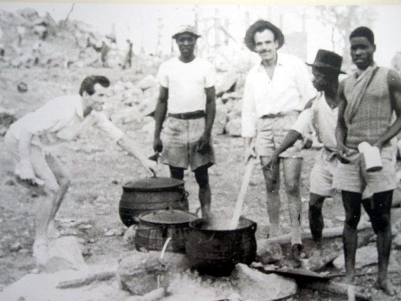 105-Pietro Gazzi, detto Pierin, di San Gregorio nelle Alpi, capocantierea z Kariba, mentre impartisce lezioni di cucina agli indigeni.jpg