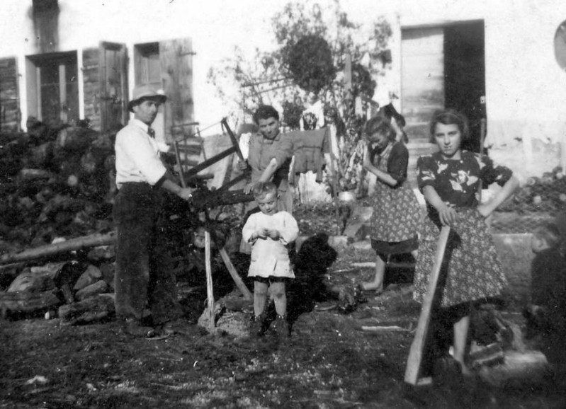 109-La famiglia Giovanni Budel (manca Gino), sulla ds il bimbo é Sandro Cassol.jpg