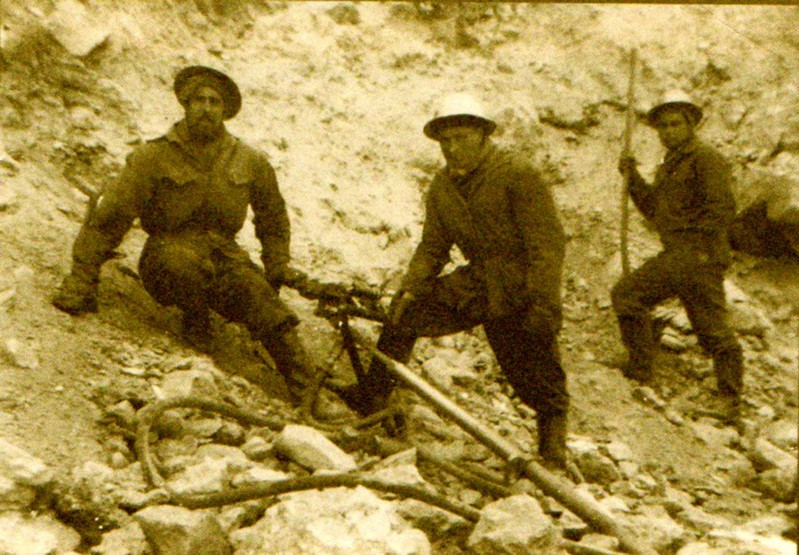 118-I fratelli Agostino e Angelo Cadorin sul cantiere della Gran Dixence (primi anni '60).jpg