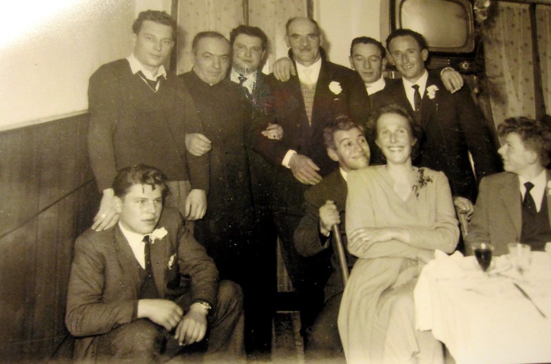 07d-Anni ’60-Matrimonio di Elio Savaris-Da sx in Piedi Giuseppe Balest, Don Evaristo Viel, Massimo Argenta, Giovanni Casanova, Dario Marchioro, Oreste Centeleghe, Silvio Argenta.jpg