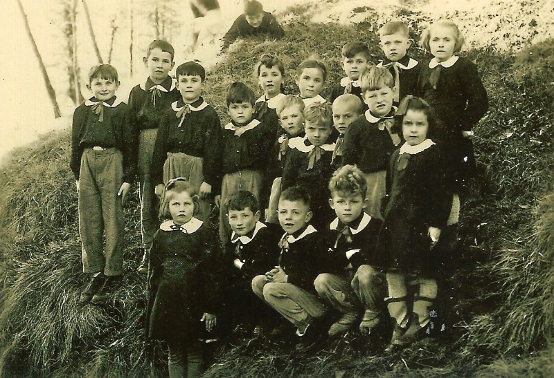 06-Scuole elementari di SAN GREGORIO Nelle Alpi. a classe prima alla festa degli alberi durante l'anno scolastico 1954-55..jpg