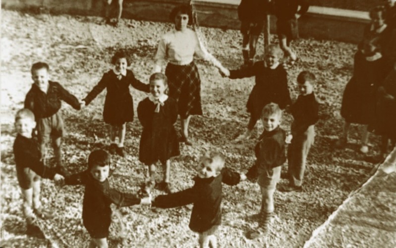 17-Scuole elemementari di SAN GREGORIO nelle Alpi anno 1956. Girotondo con la maestra Lina Simion..jpg