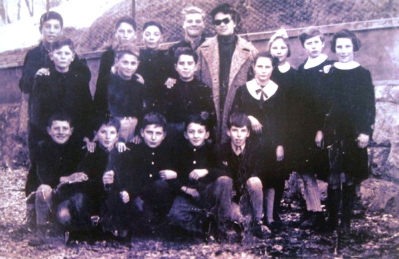 20-Scuole elementari di SAN GREGORIO Nelle Alpi anni '50. La maestra Iole Giozzet con i suoi alunni..JPG