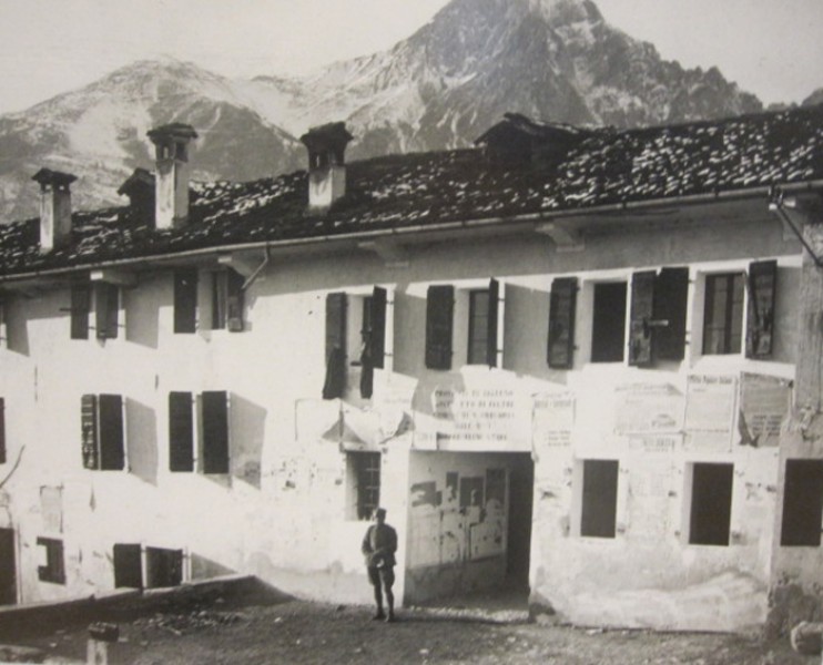 25-Scuole elemementari di SAN GREGORIO nelle Alpi. Il vecchio municipio, periodo del fascio, che ospitava anche aule scolastiche..JPG