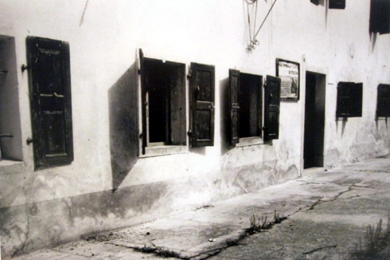 26-Scuole elemementari di SAN GREGORIO nelle Alpi. Il vecchio edificio scolastico alla fine degli anni '60..JPG