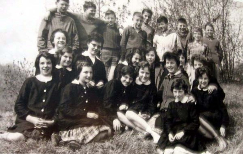 28-Scuola di avviamento professionale di SANTA GIUSTINA anno 1962, gli alunni della prima classe tra i quali Espedito Pagnussat ed Ermes Vieceli alla festa degli alberi..JPG