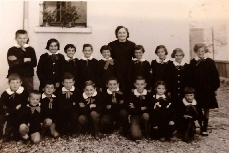 34) Scolaresca di San Gregorio con la maestra Bruna Minelli - Anno 62-63, con Carmen Centeleghe e Luigina Salvadori.jpg