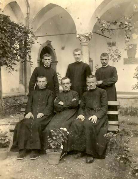 03-Gruppo seminaristi seduti da sn Giovanni de Pellesgrini, Don Evaristo e Aurelio Trezza.jpg