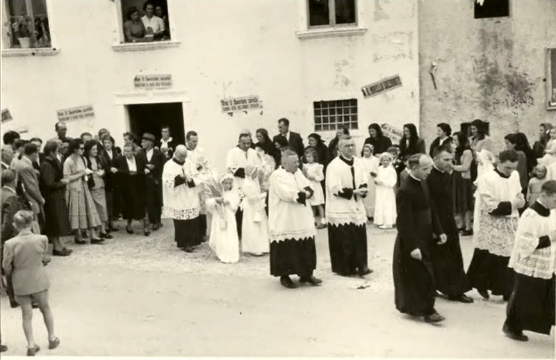 14-Don Candido Argenta, ingresso nella ns chiesa x la prima messa novella, anno 1953.jpg