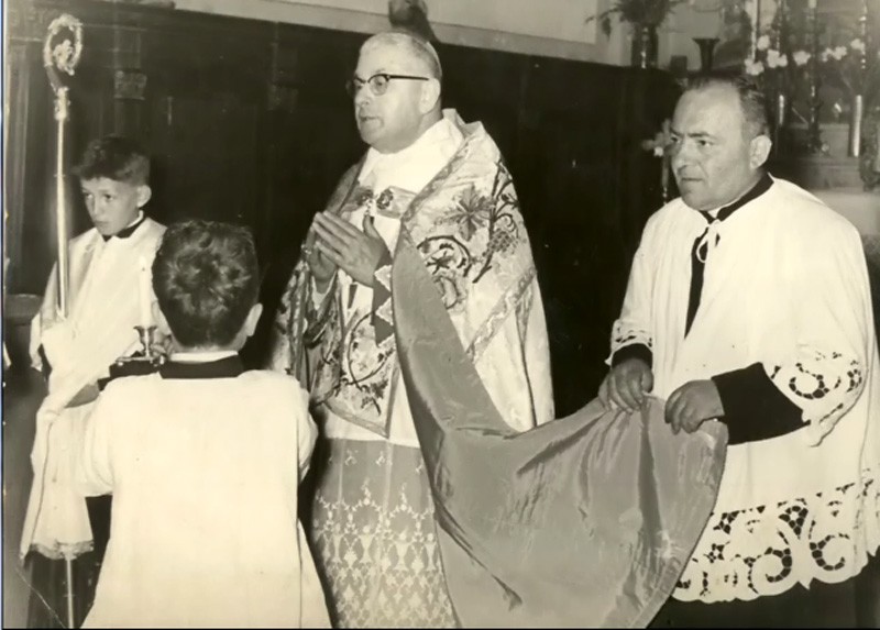 16-Mons. Gioacchino Muccin durante la Cresima ai ns ragazzi, fine anni '50.jpg