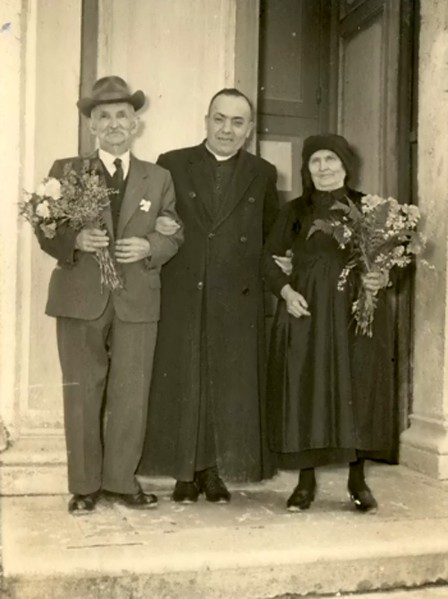 19-Giuseppe Bortoluzzi e Angela Cassol festeggiano i 60 anni di matrimonio (nozze di diamante), hanno avuto 13 figli, anno 1954.jpg