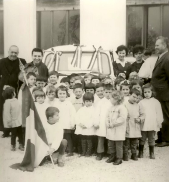 27-Festa grande all'asilo x l'arrivo della prima corrierina, fine anni '60.jpg