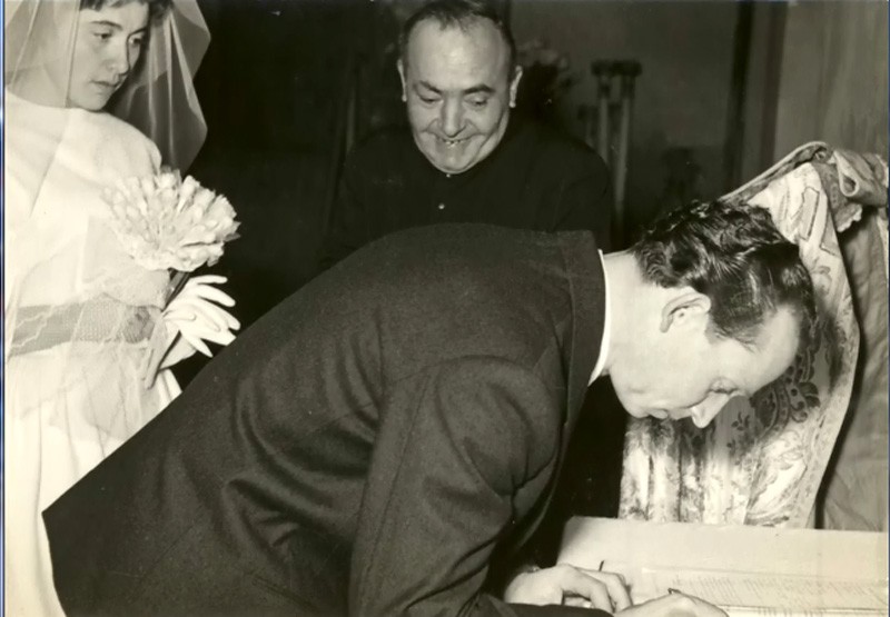 32-Matrimonio Gabriele e Maria De Bastiani, firma in sagrestia, anno 1960.jpg