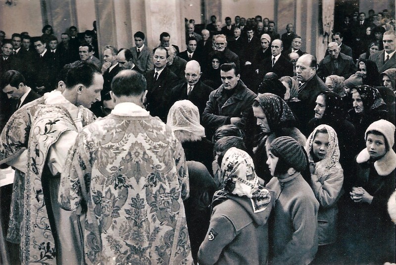 40b-Don Romano Argenta posa in piazza S. Gregorio dopo prima messa novella insieme flli Guanelliani, anno 1969.jpg