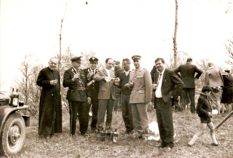 56-Festa degli alberi alle scuole elementari con il maresciallo dei carabinieri Tiezzi e Ugo Perenzin..jpg