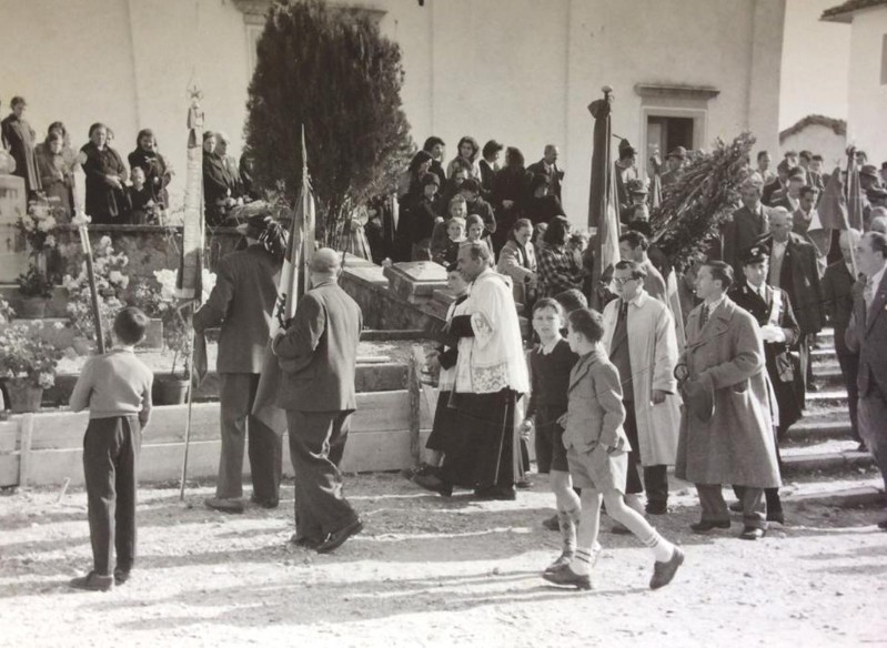 61- Una processione in onore ai caduti con Don Evaristo Viel anni '60.jpg