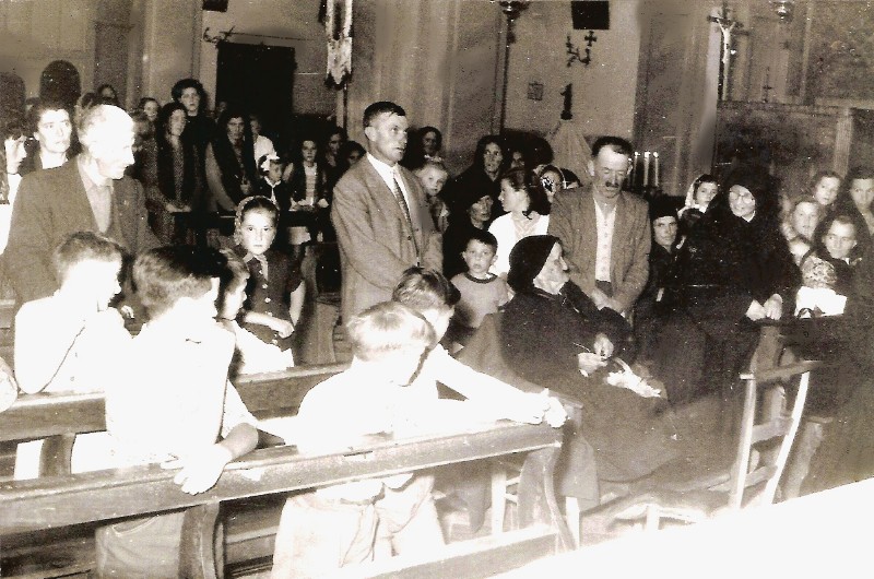 63-Parrocchia di San Gregorio nelle Alpi durante la Santa Messa di una Domenica negli anni '60.jpg