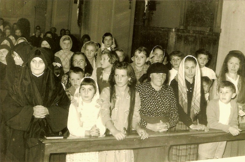 64-Parrocchia di San Gregorio nelle Alpi durante la Santa Messa di una Domenica negli anni '60.jpg