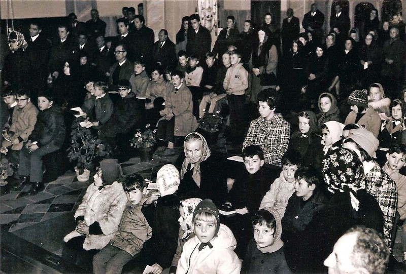 65-La Lisetta in chiesa a San Gregorio in mezzo a un gruppo di giovani del paese - anni '60.jpg