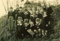 06-Scuole elementari di SAN GREGORIO Nelle Alpi. a classe prima alla festa degli alberi durante l'anno scolastico 1954-55..jpg