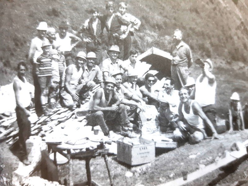 103-Le giornate avevano una organizzazione di cantiere, dopo la salita alle Ere, il caffè dalla Ermine, venivano distribuiti i compiti in base alle competenze..jpg