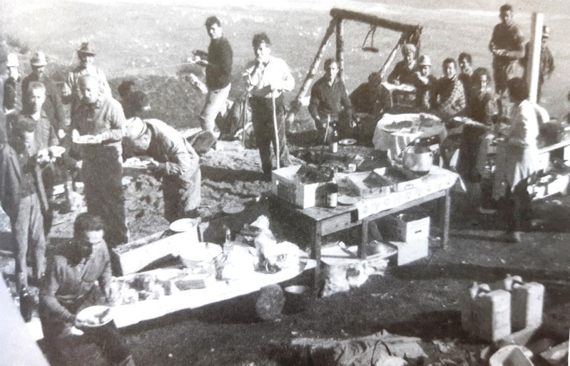 104-L'ordine dei lavori veniva fatto sul campo, la stanza principale, la vecchia cucina andava rialzata per essere trasformata in dormitorio, il pavimento in pietra sostituito.jpg