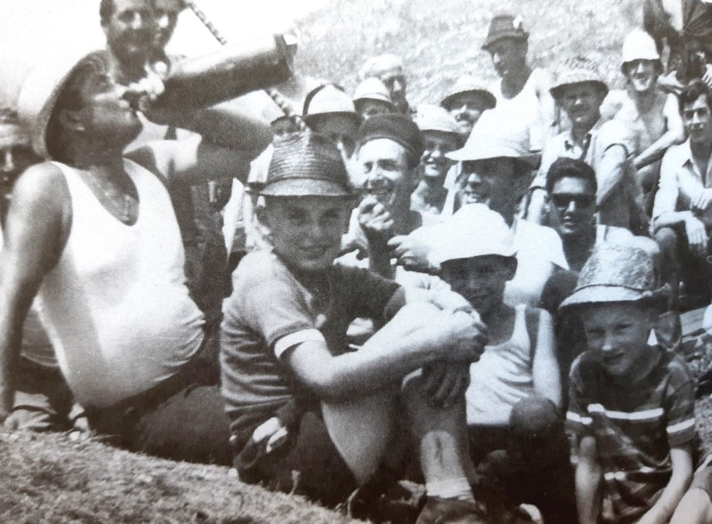 108-Nella pausa pranzo c'era la pastasciutta della ERMINE e dopo qualche buon bichierre di vino, si ricordavano le storie di vita nei cantieri condita da qualche CAGNA..jpg