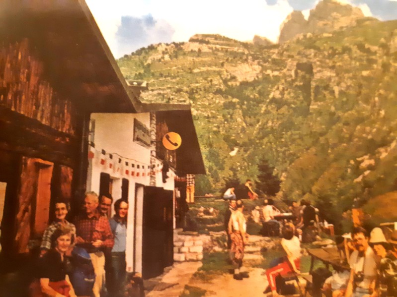 113-I lavori di ristrutturazione furono portati a termine nelle campagne estive degli anni 1969-70, il nuovo rifugio fu solennemente inaugurato.jpg