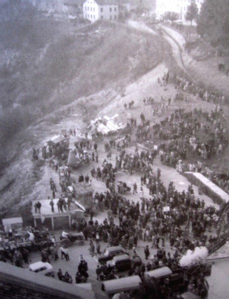 122-Carnevale 1971, la foto dal campanile mostra il tetto della trattoria Giazzon, quello del bar Alpino, in alto la casa di Bissacot e della fam. Nasci..JPG