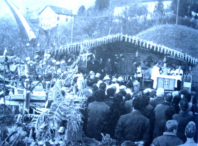 123-Per la festa del Ringraziamento del 1971 si costruì un rustico in legno, la sola facciata, che rimase come sfondo per le mostre successive..JPG