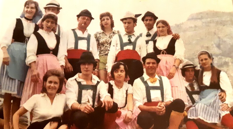 124-Il Carnevale era un'occasione di vivere la Piazza del paese, in questo caso con un ballo  tradizionale di un gruppo tirolese in quel di San Gregorio.jpg