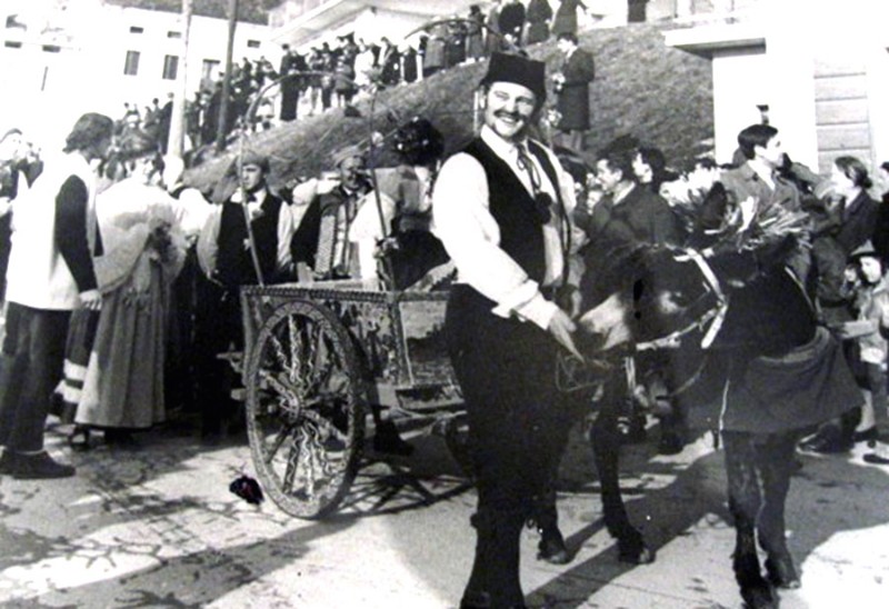 126-Le danze di un gruppo folcloristico siciliano accompagnato dal caratteristico carrettino decorato, anno 1970..JPG