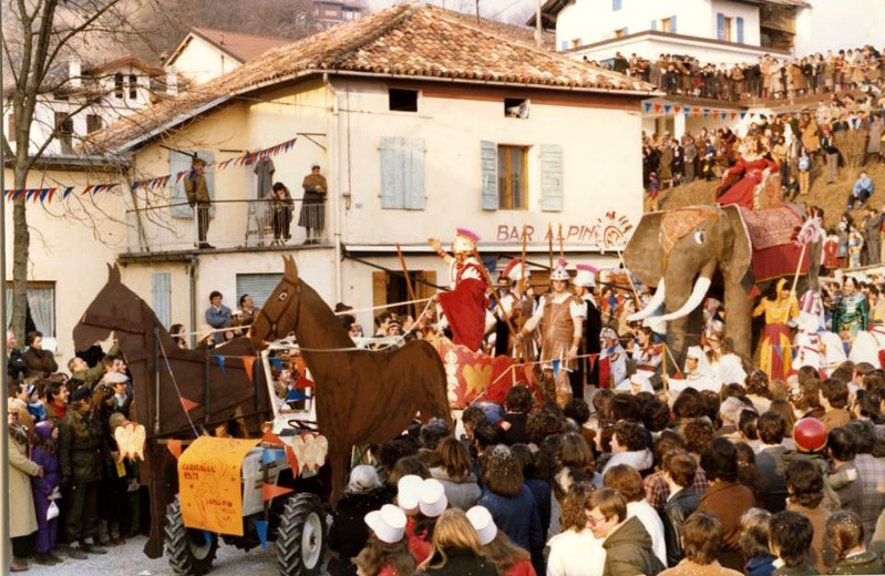 128- Il carnevale sangregoriese fu organizzato per una quindicina d'anni, dal 1970 al 1983 con passerella di maschere e carri allegorici- 22 Febbraio 1981.jpg