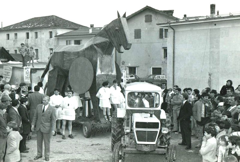 130- Carnevale San Gregorio fine anno 1972,  Giulio Gazzi con il CAVALLO DI TROIA e tutti i suoi personaggi..jpg