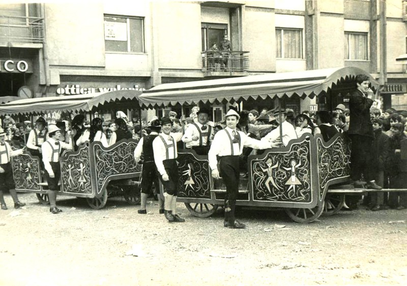 131-Era il 1971. I carri paesani di S. Gregorio vivacizzarono il Carnevale di Feltre con il Treno della felicità, l'Arca di Noè, al Grillo(distilleria ambilante, la Gabbia delle scimmie....jpg